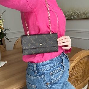 ✅AUTHENTIC✅LOUIS VUITTON WALLET ON A CHAIN